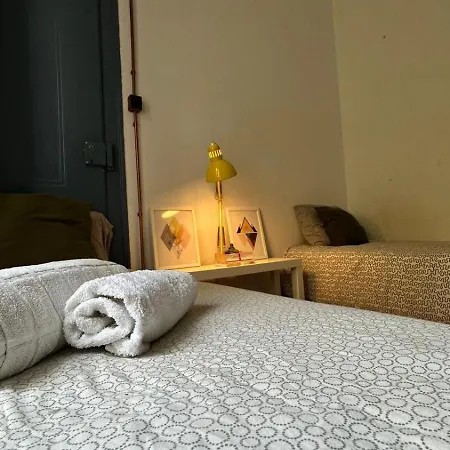 בית אירוח Cost - Double Single Bed With Share Bathroom ליסבון